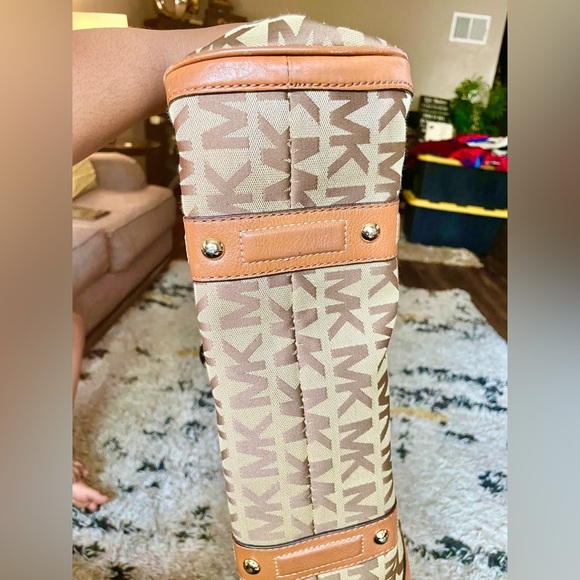 Michael Kors Canvas Print shoulder bag. - Picture 3 of 5